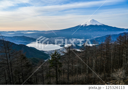 山梨県新道峠からの富士山と河口湖 山梨県新道峠からの富士山と河口湖 125326113