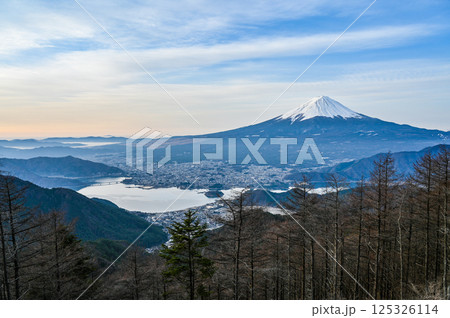 山梨県新道峠からの富士山と河口湖 山梨県新道峠からの富士山と河口湖 125326114