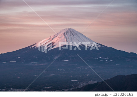 山梨県新道峠からの富士山と河口湖 山梨県新道峠からの富士山と河口湖 125326162