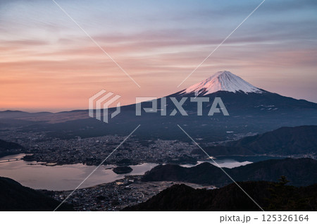 山梨県新道峠からの富士山と河口湖 山梨県新道峠からの富士山と河口湖 125326164