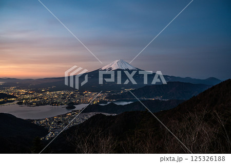 山梨県新道峠からの富士山と河口湖 山梨県新道峠からの富士山と河口湖 125326188