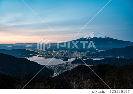 山梨県新道峠からの富士山と河口湖 125326197