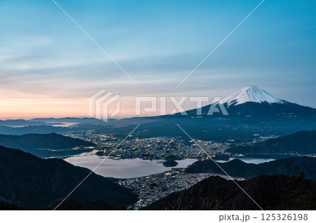 山梨県新道峠からの富士山と河口湖 山梨県新道峠からの富士山と河口湖 125326198