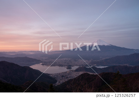 山梨県新道峠からの富士山と河口湖 125326257