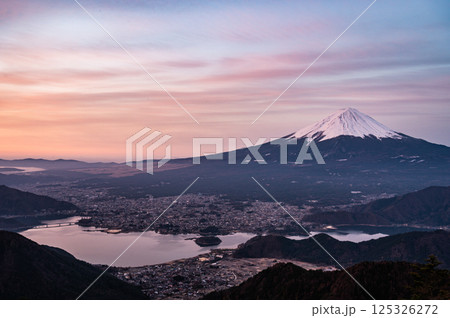 山梨県新道峠からの富士山と河口湖 125326272