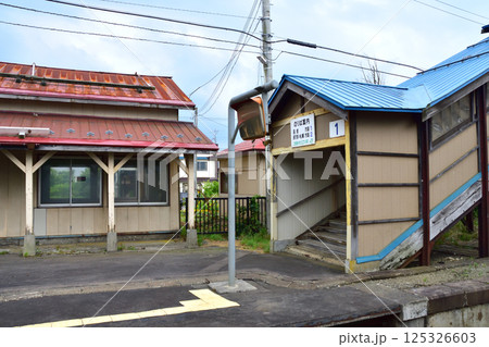 JR北海道、函館本線の八雲駅から長万部駅までの普通列車車窓風景(2023年夏曇り空) 125326603