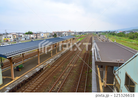 JR北海道、函館本線の八雲駅から長万部駅までの普通列車車窓風景(2023年夏曇り空) 125326618