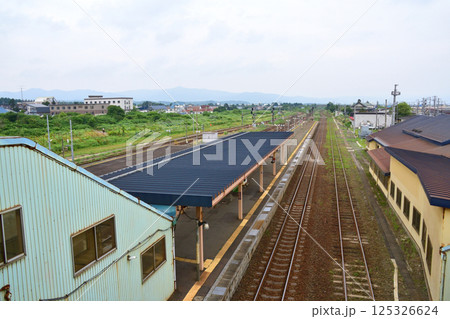 JR北海道、函館本線の八雲駅から長万部駅までの普通列車車窓風景(2023年夏曇り空) 125326624