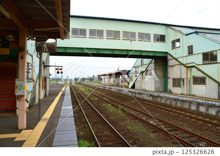 JR北海道、函館本線の八雲駅から長万部駅までの普通列車車窓風景(2023年夏曇り空) 125326626