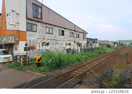 JR北海道、函館本線の八雲駅から長万部駅までの普通列車車窓風景(2023年夏曇り空) 125326628