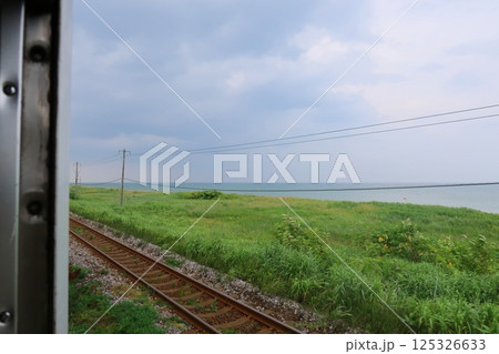 JR北海道、函館本線の八雲駅から長万部駅までの普通列車車窓風景(2023年夏曇り空) 125326633