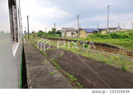 JR北海道、函館本線の八雲駅から長万部駅までの普通列車車窓風景(2023年夏曇り空) 125326636
