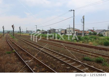 JR北海道、函館本線の八雲駅から長万部駅までの普通列車車窓風景(2023年夏曇り空) 125326645