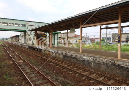 JR北海道、函館本線の八雲駅から長万部駅までの普通列車車窓風景(2023年夏曇り空) 125326648