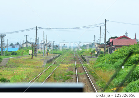 JR北海道、函館本線の八雲駅から長万部駅までの普通列車車窓風景(2023年夏曇り空) 125326656