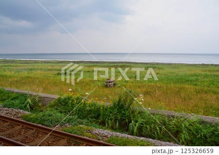 JR北海道、函館本線の八雲駅から長万部駅までの普通列車車窓風景(2023年夏曇り空) 125326659