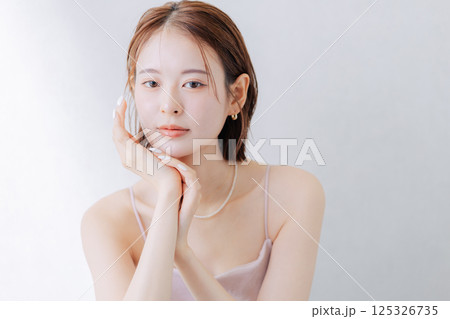 若い女性のビューティーイメージ　　 125326735