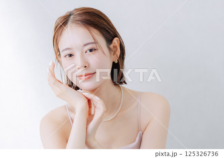 若い女性のビューティーイメージ　　 125326736