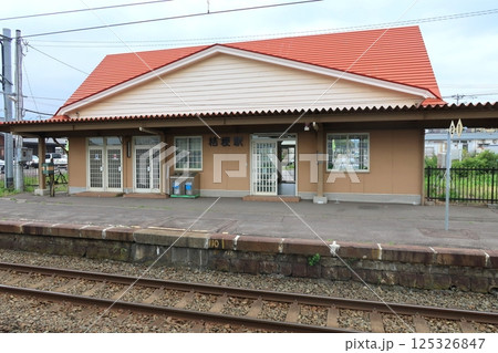 JR北海道、函館本線の函館駅から大沼駅までの普通列車車窓風景(2023年夏曇り空) 125326847