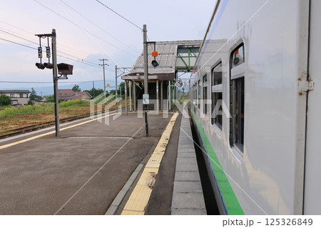 JR北海道、函館本線の函館駅から大沼駅までの普通列車車窓風景(2023年夏曇り空) JR北海道、函館本線の函館駅から大沼駅までの普通列車車窓風景(2023年夏曇り空) 125326849