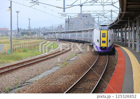 JR北海道、函館本線の函館駅から大沼駅までの普通列車車窓風景(2023年夏曇り空) 125326852