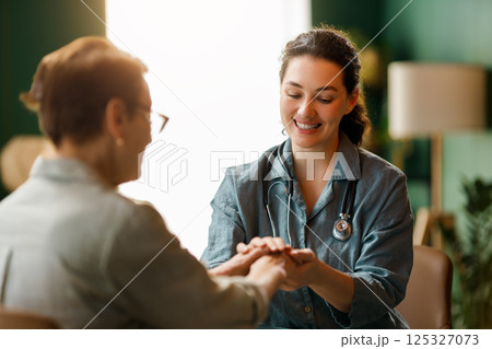patient and a doctor talking 125327073