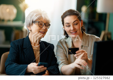 women are using laptop for online shopping 125327082