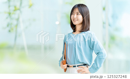 笑顔の女性・ビジネスウーマン 125327248