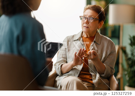 patient and a doctor talking 125327259