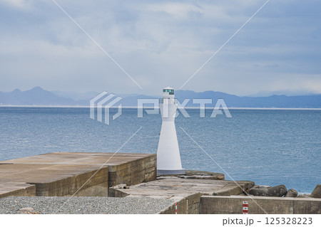 富士市のふじのくに田子の浦みなと公園から見た灯台の風景(静岡県) 125328223