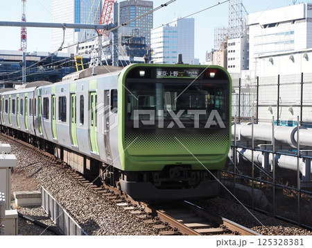 駅に到着した山手線電車 125328381