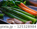茹でた野菜アスパラとニンジン 125328984