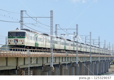 東海道本線　茅ヶ崎－平塚　JR東日本　185系　A8編成（大宮）　踊り子 125329037
