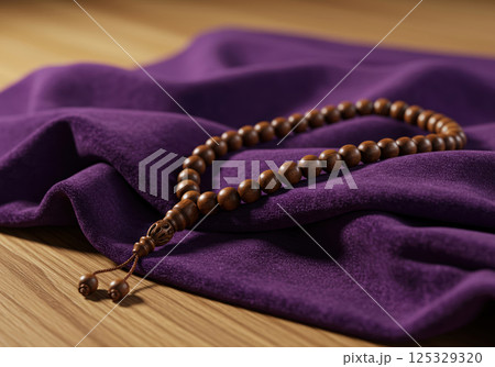 紫の布に置かれた木製の念珠（AI生成画像） 125329320