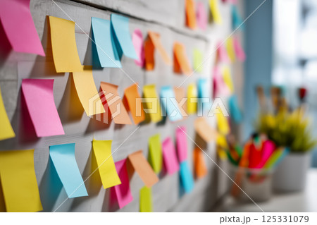カラフルな付箋と木製背景素材、企画やタスク管理に役立つ付箋素材 カラフルな付箋と木製背景素材、企画やタスク管理に役立つ付箋素材 125331079