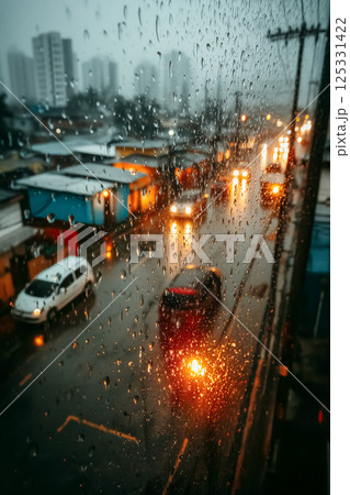 雨粒と街の光 窓越しの背景、濡れたガラスと光の抽象テクスチャ 125331422