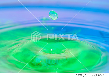 水滴のハイスピード撮影 125332246
