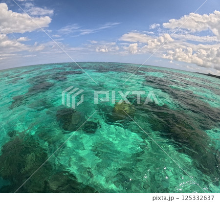 梅雨入り前の沖縄の空と海 125332637