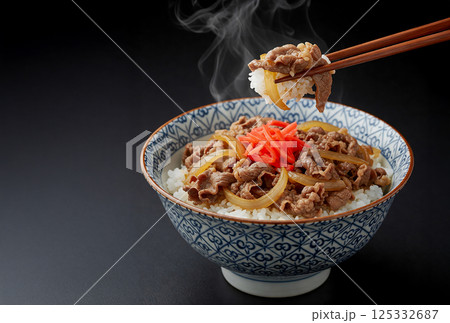 牛丼を食べる 牛丼を食べる 125332687