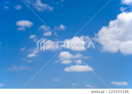 さわやかな青空と白い雲 125333188