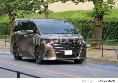 走行中のミニバン イメージ 走行中のミニバン イメージ 125333626