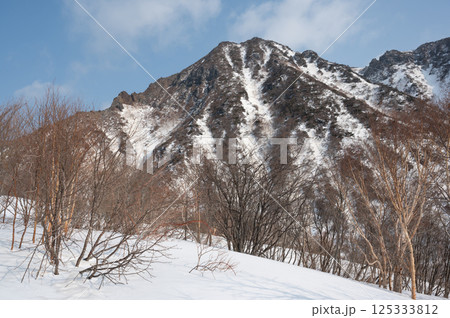 残雪の栃木県那須山登山道から見た4月の風景 125333812