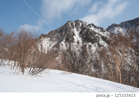 残雪の栃木県那須山登山道から見た4月の風景 125333813