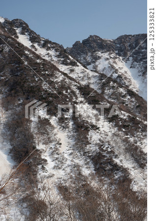残雪の栃木県那須山登山道から見た4月の風景 125333821