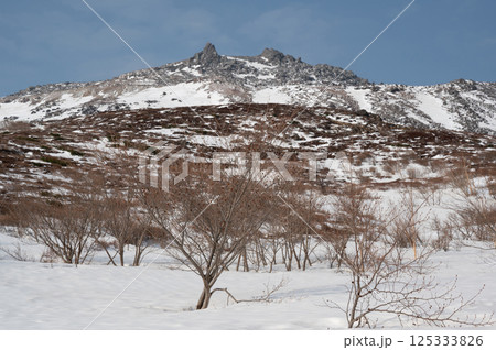 残雪の栃木県那須山登山道から見た4月の風景 125333826