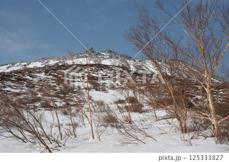 残雪の栃木県那須山登山道から見た4月の風景 125333827