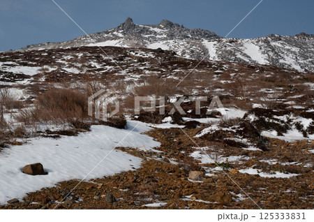 残雪の栃木県那須山登山道から見た4月の風景 125333831