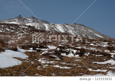 残雪の栃木県那須山登山道から見た4月の風景 125333832
