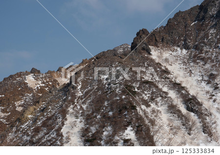 残雪の栃木県那須山登山道から見た4月の風景 125333834