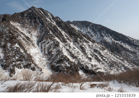 残雪の栃木県那須山登山道から見た4月の風景 125333839